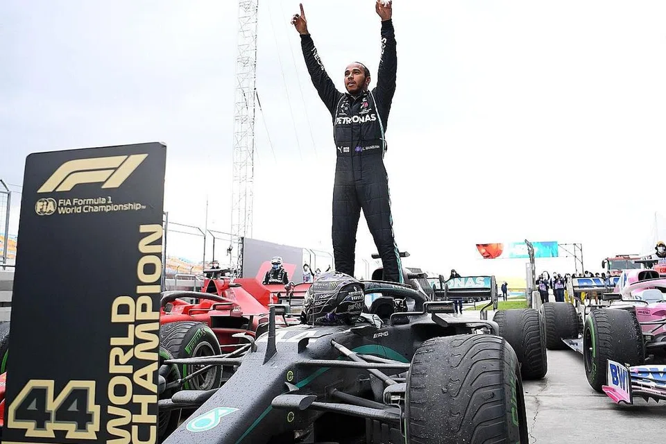 SAMAI REKOD: Lewis Hamilton mengukuhkan kedudukannya sebagai salah seorang legenda Formula Satu apabila menyamai rekod sepanjang zaman tujuh kejuaraan Michael Schumacher. - Foto AFP