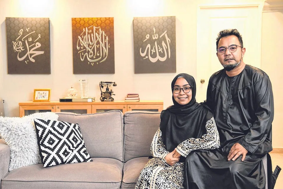 BERBINCANG BERSAMA: Cik Mariana dan suaminya, Encik Nezam, akan sama-sama berbincang tentang cara mendisiplinkan anak dan menetapkan peraturan di dalam rumah. - Foto BM oleh DESMOND FOO