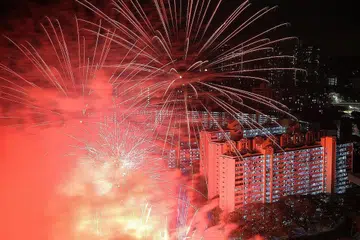 MENYAMBUT 2023: Orang ramai boleh menikmati pertunjukan bunga api di Marina Bay, Punggol dan Tampines. - Foto fail