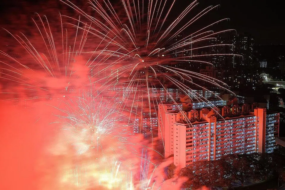 MENYAMBUT 2023: Orang ramai boleh menikmati pertunjukan bunga api di Marina Bay, Punggol dan Tampines. - Foto fail