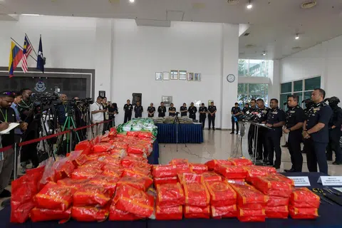 Polis Malaysia menunjukkan dadah jenis syabu dan ketamin seberat 439.7 kilogram bernilai lebih RM17 juta dalam serbuan di sebuah rumah teres di Sri Hartamas, Kuala Lumpur, pada 29 Julai.