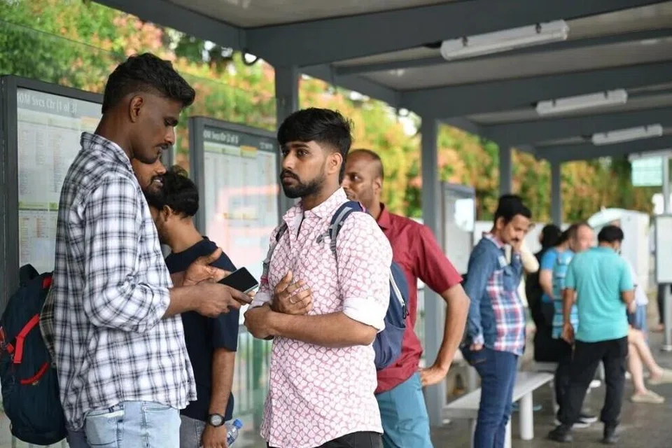 Pekerja daripada KPA Engineering pergi ke Pusat Perkhidmatan Kementerian Tenaga Manusia (MOM) di Bendemeer Road untuk mendapatkan bantuan pada 22 Jun.