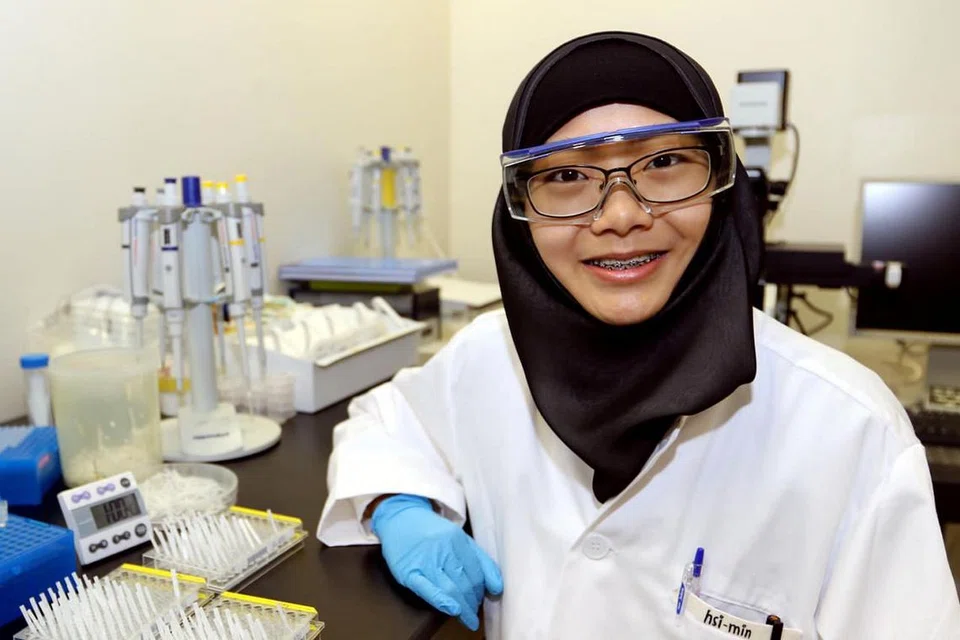 Chan Hsi-Min, yang akan mewakili Singapura di Pesta Sains and Kejuruteraan Antarabangsa Intel (Intel ISEF) di Los Angeles, California, pada Mei. Hsi-Min ialah anak Pengarah Eksekutif Institut Biokejuruteraan dan Nanoteknologi (IBN) A*Star, Profesor Jackie Ying.
