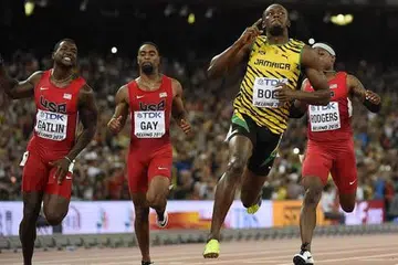 BURU REKOD 200M: Bolt (singlet kuning) bukan sahaja inginkan pingat emas acara 100m dan 200m di Sukan Olimpik Rio, malah mendamba mencipta rekod dunia bagi acara 200m. - Foto AFP