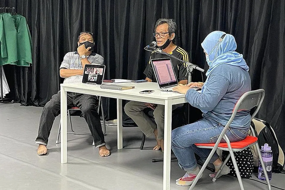PENERANGAN HALA TUJU PRIHATIN: Presiden PRIHATIN (Penggiat Seni Melayu Singapura), Joe Jasmi, membincangkan pendekatan pertubuhan itu dalam memayungi penggiat seni Melayu Singapura dan usaha pengembangan bakat serta program kebajikan bagi membantu mereka yang dalam kesusahan. Di kiri beliau ialah Timbalan Presiden Prihatin, Moliano Rasmadi dan di kanannya ialah Nordalifah Mohd Shahril yang menyelaras aturan mesyuarat yang turut diadakan menerusi kaedah Zoom untuk ahli-ahli yang tidak dapat hadir di tempat mesyuarat. - Foto PRIHATIN (PENGGIAT SENI MELAYU SINGAPURA)
