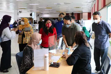 (Dari kanan) AP GRC Marine Parade, Encik Mohd Fahmi Aliman; Menteri Negara Kanan (Tenaga Manusia merangkap Pertahanan), Encik Zaqy Mohamad; dan AP GRC Sembawang, Cik Mariam Jaafar, berinteraksi dengan pencari kerja dalam satu pameran kerjaya yang diadakan di Kelab Masyarakat Marsiling sempena pelancaran Bidang Tumpuan Empat M³ mengenai pekerjaan pada Oktober 2020.