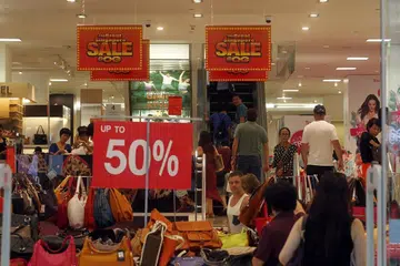 Pembeli di Robinsons Orchard pada Jualan Raksasa Singapura (GSS) lalu.