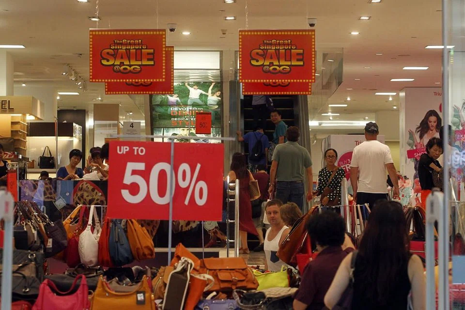Pembeli di Robinsons Orchard pada Jualan Raksasa Singapura (GSS) lalu.