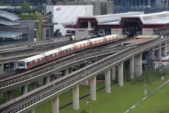  Kereta api SMRT di Stesen Jurong East. 