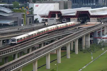  Kereta api SMRT di Stesen Jurong East. 