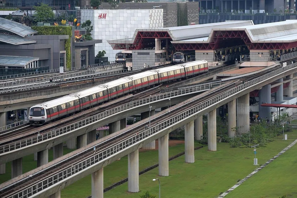  Kereta api SMRT di Stesen Jurong East. 