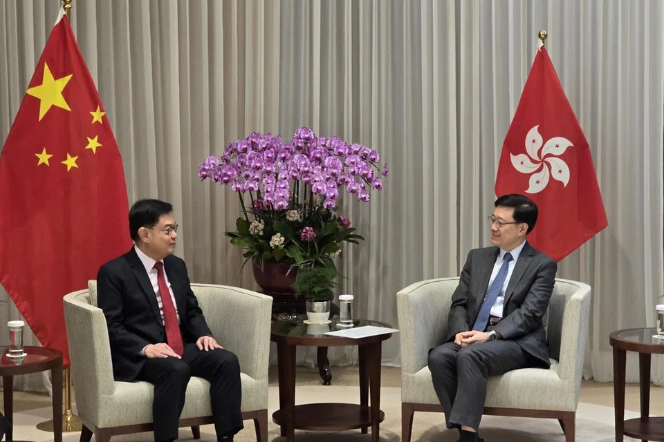 Timbalan Perdana Menteri, Encik Heng Swee Keat (kanan) bertemu Ketua Eksekutif Wilayah Pentadbiran Khas Hong Kong, Encik John Lee pada 12 April semasa lawatan rasminya ke Republik Rakyat China.