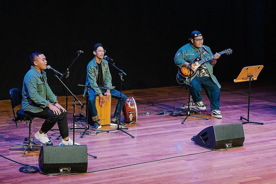 DIKIR BARAT 'FUSION': (Dari kiri) Encik Asyraf, Encik Firdaus dan Encik Hamizan daripada Kelana Purba membuat persembahan di acara Cipta Cita di Esplanade. Encik Ad'li Ihsan tidak kelihatan dalam gambar. - Foto ihsan MUHAMMAD SHAIFUL