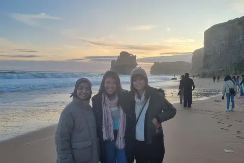 GAMBAR KENANGAN: Penulis (kiri) bersama teman-teman dari kumpulan rombongan di Loch Ard Gorge.