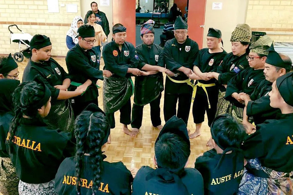 DOA BUKA GELANGGANG: Selain mempertahankan diri, guru dan jurulatih silat di sekitar Perth, Australia Barat, melatih anak murid mereka membaca doa dan zikir lazim sebelum membuka gelanggang, sekali gus membiasakan mereka dengan pengajian ayat Al-Quran.