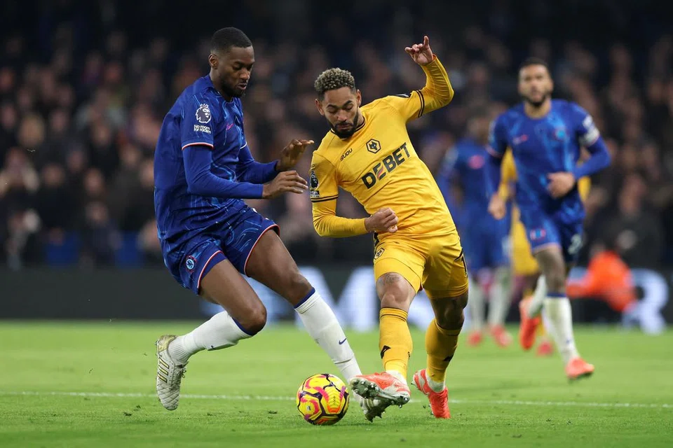 Pemain Chelsea, Tosin Adarabioyo (kiri), dan pemain Wolves, Matheus Cunha, bersaing untuk mendapatkan bola semasa perlawanan di stadium Stamford Bridge pada 21 Januari (waktu Singapura).