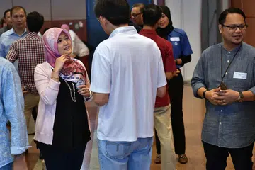 Cik Rahayu Mahzam (bertudung merah jambu) berinteraksi dengan hadirin di pelan kerja rangkaian M Kuasa Tiga (M³)@Bandar Jurong pagi tadi. FOTO: NG SOR LUAN