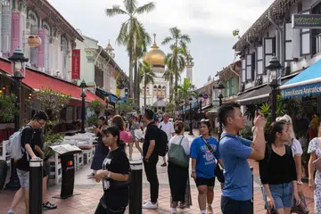 Kampong Gelam terkenal dengan deretan rumah kedai yang dipelihara sebagai sebahagian daripada daerah warisan negara.