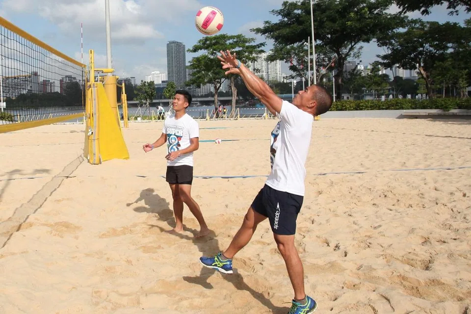 PENGGUNAAN PERKATAAN DALAM SUKAN: Perkataan 'sepak' boleh terus difahami tanpa sebarang kekeliruan kerana difahami umum, seperti penggunaannya di dalam sukan seperti bola sepak dan bola tampar (gambar atas). - Foto-foto fail