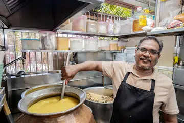 SOKONGAN KELUARGA RAHSIA KEJAYAAN: Pemilik generasi kedua Bahrakath Mutton Soup, Syed Abdul Rahman Mohammad Ahdam, terima anugerah Michelin Bib Gourmand. 