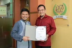 DIBERI PENGIKTIRAFAN: Institut Pengajian Al-Zuhri menerima sijil Kelas Mutu Singapura (SQC) setelah tiga tahun membuat persediaan dan permohonan. Dalam gambar adalah Pengarah Jabatan Pengurusan Al-Zuhri, Dr Abullah Othman (kanan) dan Pengarah Eksekutif, Ustaz Mas'udin Syarifuddin (kiri). - Foto BH oleh SINTARO TAY
