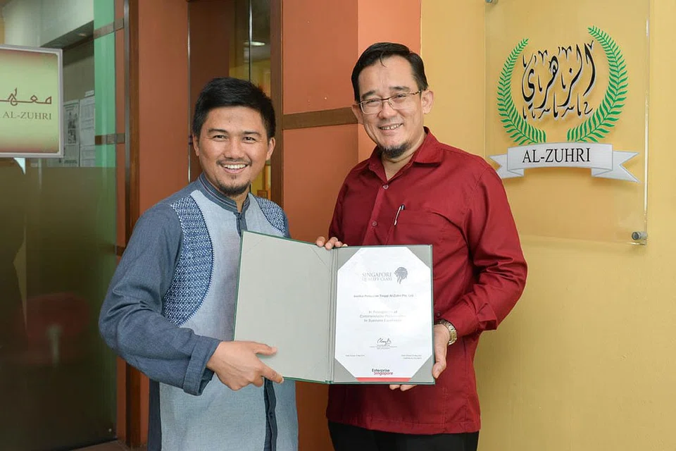 DIBERI PENGIKTIRAFAN: Institut Pengajian Al-Zuhri menerima sijil Kelas Mutu Singapura (SQC) setelah tiga tahun membuat persediaan dan permohonan. Dalam gambar adalah Pengarah Jabatan Pengurusan Al-Zuhri, Dr Abullah Othman (kanan) dan Pengarah Eksekutif, Ustaz Mas'udin Syarifuddin (kiri). - Foto BH oleh SINTARO TAY