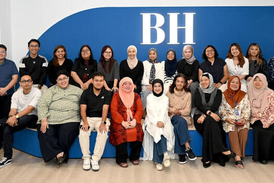Ernie Zakri (barisan depan, lima dari kiri) datang bertandang ke pejabat Berita Harian (BH) untuk sesi wawancara.Beliau sempat berfoto dengan kakitangan BH daripada pelbagai jabatan. 
