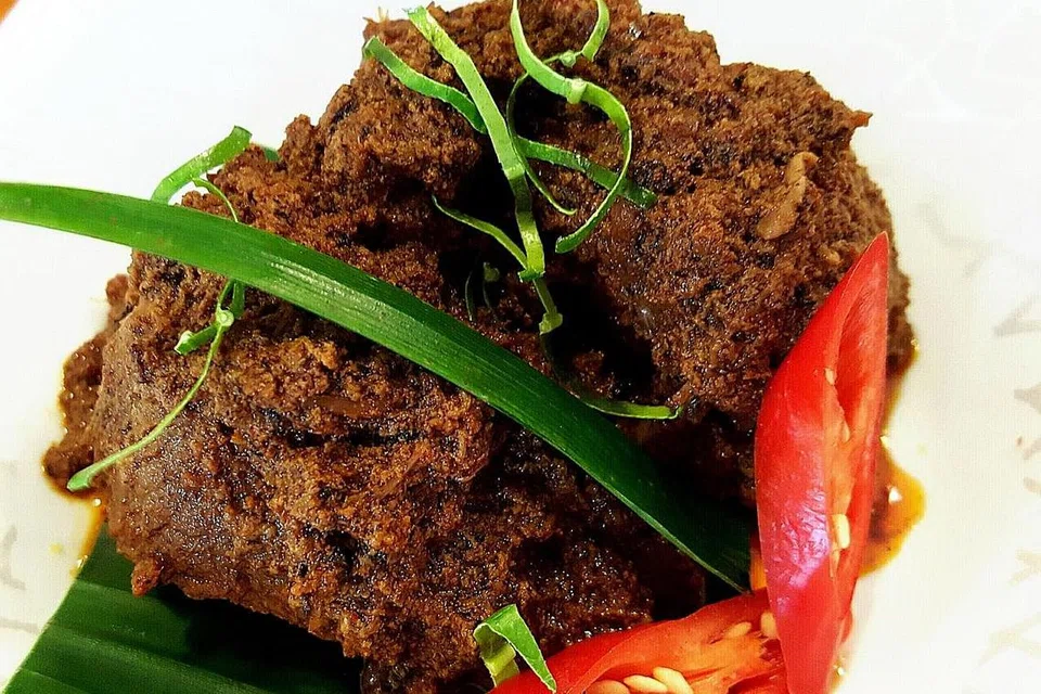 SAJIAN POPULAR: Rendang (gambar atas) dan burasa adalah hidangan popular bagi orang Minangkabau dan Bugis. - Foto CEF MEL