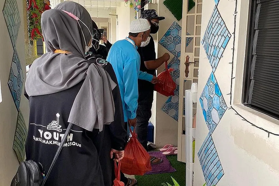 GIGIH MEMBANTU: Sukarelawan bergabung tenaga mendekati masyarakat setempat. 