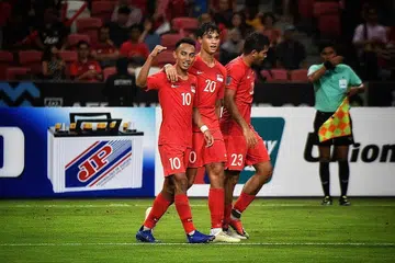 BERAKSI DI DEPAN PENYOKONG SENDIRI: Pemain nasional (dari kiri) Faris Ramli, Ikhsan Fandi dan Zulfahmi Arifin, meraikan gol pasukan semasa beraksi di Stadium Negara dalam Piala AFF Suzuki 2018 yang lalu. - Foto fail