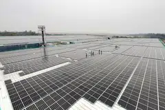 PEMULIHARAAN ALAM SEKITAR: Singapura mahu mengubah industri, ekonomi dan masyarakatnya. Sebagai contoh, Singapura akan merancakkan program memanfaat lebih banyak tenaga dari matahari, dan ada juga rancangan melarang secara bertahap kenderaan enjin pembakaran dalaman menjelang 2040. - Foto fail