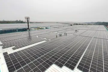 PEMULIHARAAN ALAM SEKITAR: Singapura mahu mengubah industri, ekonomi dan masyarakatnya. Sebagai contoh, Singapura akan merancakkan program memanfaat lebih banyak tenaga dari matahari, dan ada juga rancangan melarang secara bertahap kenderaan enjin pembakaran dalaman menjelang 2040. - Foto fail
