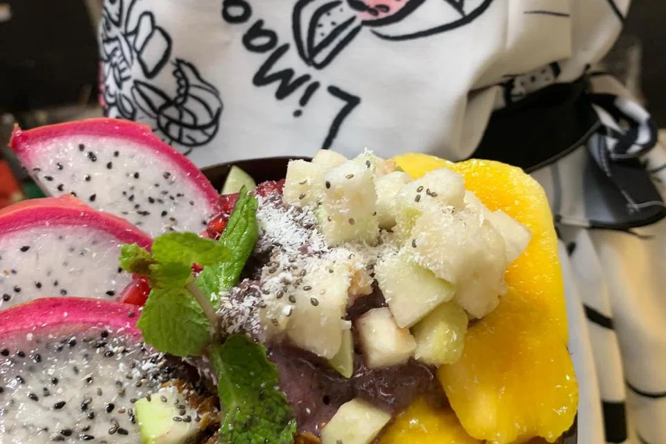 Hidangan mangkuk Acai – makanan pelbagai buah-buahan berserta protein merupakan antara menu utama di kafe Limaa.
