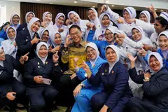 Pengerusi Jawatankuasa Kesihatan dan Alam Sekitar Johor, Encik Ling Tian Soon (tengah), bergambar bersama jururawat sempena Sambutan Hari Jururawat Peringkat Negeri Johor 2025 di Danga Bay, Johor Bahru.