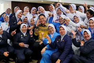 Pengerusi Jawatankuasa Kesihatan dan Alam Sekitar Johor, Encik Ling Tian Soon (tengah), bergambar bersama jururawat sempena Sambutan Hari Jururawat Peringkat Negeri Johor 2025 di Danga Bay, Johor Bahru.
