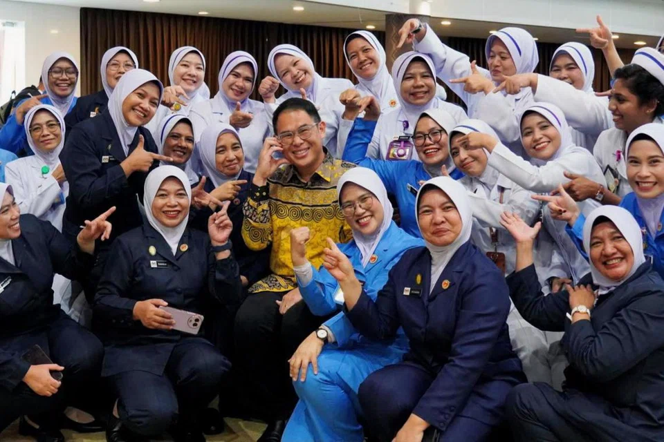 Pengerusi Jawatankuasa Kesihatan dan Alam Sekitar Johor, Encik Ling Tian Soon (tengah), bergambar bersama jururawat sempena Sambutan Hari Jururawat Peringkat Negeri Johor 2025 di Danga Bay, Johor Bahru.