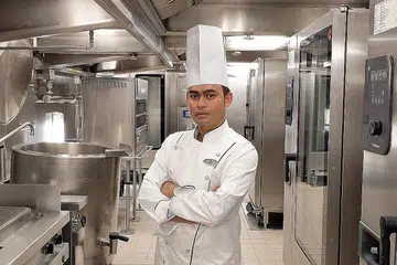 HANTAR MAKANAN: Cef Sous II (tukang masak kedua) Encik Md Nasir Hamid bekerja sebagai penghantar makanan selepas gagal mendapatkan pekerjaan di industri hotel dan sektor makanan dan minuman (F&B). - Foto GENTING CRUISE LINES