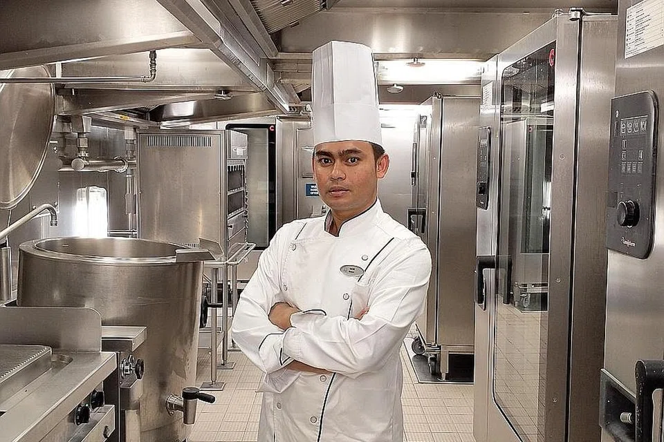 HANTAR MAKANAN: Cef Sous II (tukang masak kedua) Encik Md Nasir Hamid bekerja sebagai penghantar makanan selepas gagal mendapatkan pekerjaan di industri hotel dan sektor makanan dan minuman (F&B). - Foto GENTING CRUISE LINES