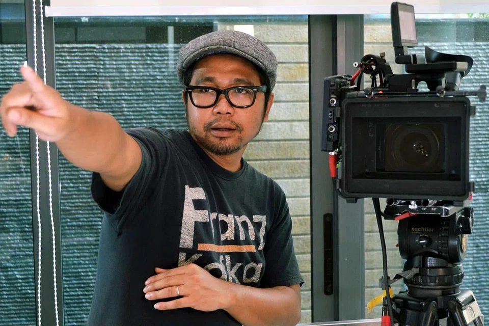 PENGALAMAN YANG BERBEZA: Razaisyam Rashid selaku pengarah dari Malaysia berpeluang bekerjasama dengan pelakon Singapura. - Foto KHALID BABA