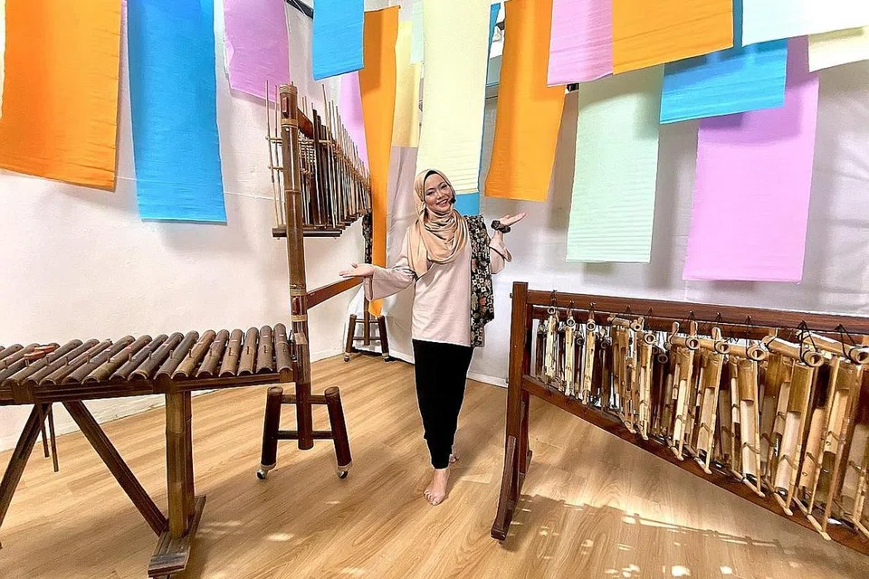 BANTU TEMAN SEPERJUANGAN: Lili Muslihah sedang menerbit dan menguruskan produksi 'Girang Gemirang - Irama Nusantara' yang bakal dilancarkan dalam talian hujung bulan ini bagi teman-teman taman seninya yang pekerjaan mereka terjejas oleh pandemik Covid-19. - Foto-foto ihsan LILI MUSLIHAH 