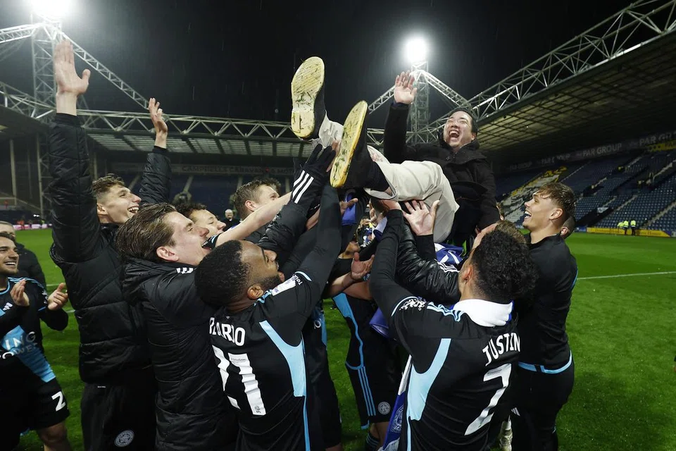 Pengerusi Leicester City, Aiyawatt Srivaddhanaprabha, dijulang pemain kelab bola sepak itu ketika meraikannya selepas kemenangan di Liga Kejuaraan pada 29 April.