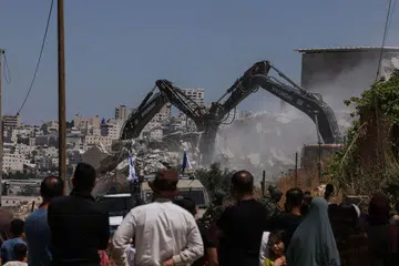 Jentolak Israel yang dikawal tentera Israel merobohkan rumah dan kedai milik keluarga Palestin al-Atrash atas alasan tidak memiliki permit pembinaan di kampung Qilqes, beberapa kilometer dari penempatan haram Israel Beit Hagai, selatan bandar Hebron di Tebing Barat yang diduduki Israel pada 23 Jun.