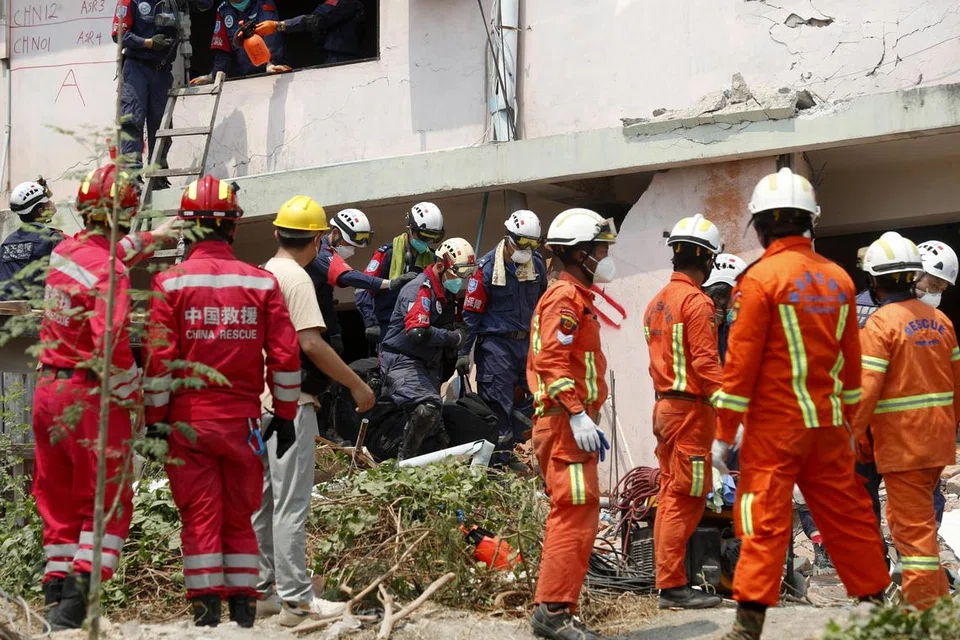 Pasukan penyelamat dari China mengusung keluar mayat mangsa dari bawah runtuhan sebuah bangunan yang musnah susulan gempa bumi sekuat 7.7 mengikut skala Richter yang melanda Mandalay, Myanmar pada 28 Mac.