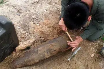 PELURU PENINGGALAN PERANG DITEMUI: Pasukan EOD SAF berjaya memusnahkan peluru meriam lama yang ditemui di tapak binaan di kawasan Changi Coast. - Foto FACEBOOK THE SINGAPORE ARMY