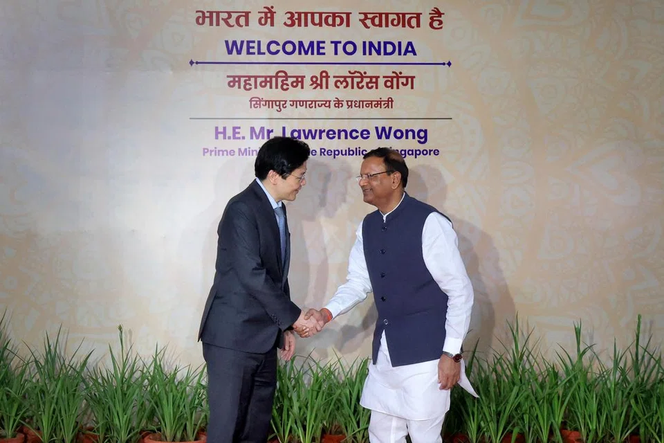 Perdana Menteri, Encik Lawrence Wong (kiri), tiba di New Delhi pada petang 2 September dan disambut oleh Menteri Negara (Kewangan) India, Encik Pankaj Chaudhary.