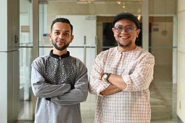 Encik Muhammad Hydil Jamil (kanan), pengerusi Kariah Tampines Greenweaves dan Encik Muhammad Basyar Mohd Yusoff, pengerusi Kariah 21, berkongsi pengalaman mereka mengendali kariah di Singapura dalam podcast NoTapis.
