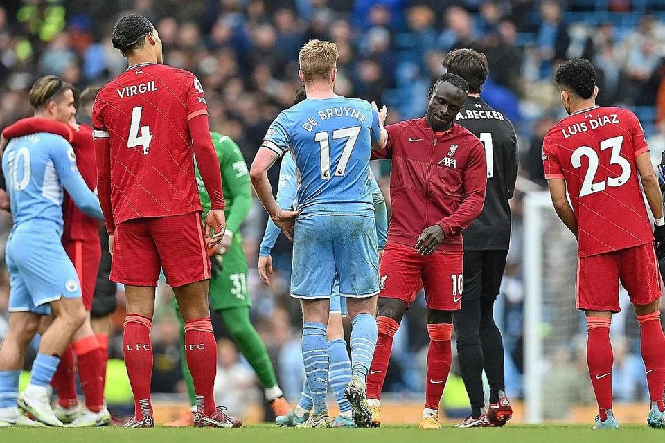 TAK MAHU LEPASKAN PELUANG: Pemain Manchester City (jersi biru) dan Liverpool bersalaman selepas seri 2-2 dalam perlawanan EPL di Stadium Etihad Ahad lalu. Liverpool sedang memburu empat mahkota musim ini, sementara City tiga. - Foto AFP.