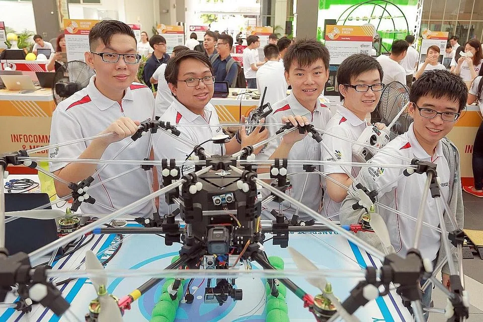 DRON BANTU JURUTERA PERIKSA PESAWAT: (Dari kiri) Pelajar kejuruteraan Encik Loi Wen Yang, Encik Haiqal Anwar Harneis, Encik Nicky Lim Jun Ming, Encik Ng Huan Huat, dan Encik Liu Muyao telah mencipta dron yang mampu memeriksa pesawat secara maya tanpa perlu memanjat pesawat yang besar-besar belaka. - Foto POLITEKNIK SINGAPURA