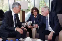 KUKUHKAN HUBUNGAN: Perdana Menteri Lee Hsien Loong (kiri) sedang berbincang dengan Menteri Luar Perancis Jean Marc Aryrault (kanan) pada Mesyuarat di luar Sidang Puncak Asia-Eropah (Asem) di Ulaanbaatar, Mongolia, semalam. - Foto MCI