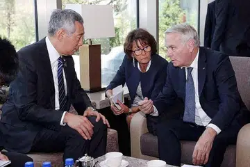 KUKUHKAN HUBUNGAN: Perdana Menteri Lee Hsien Loong (kiri) sedang berbincang dengan Menteri Luar Perancis Jean Marc Aryrault (kanan) pada Mesyuarat di luar Sidang Puncak Asia-Eropah (Asem) di Ulaanbaatar, Mongolia, semalam. - Foto MCI